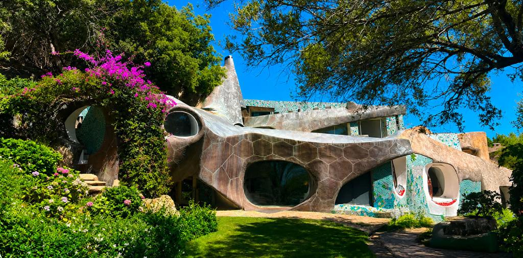 Villa Jacques Couëlle immersa nel verde della Costa Smeralda