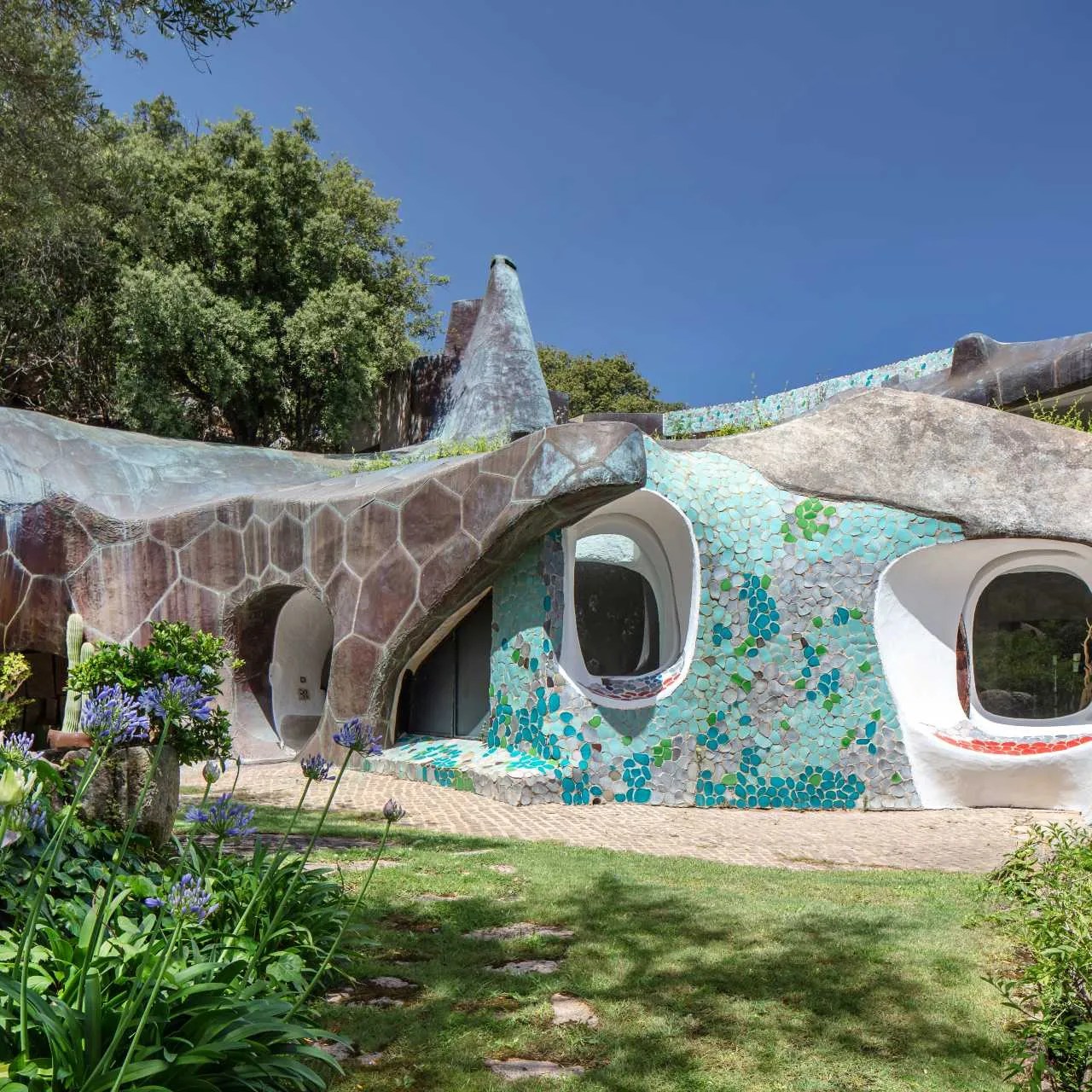 Architettura organica e mosaici azzurri nel giardino delle Ville Couëlle