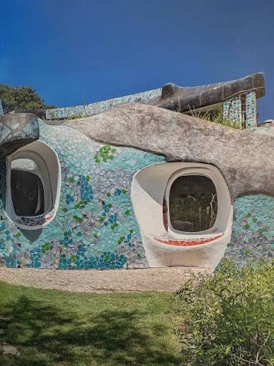 Dettaglio della facciata delle Ville Couëlle con mosaico turchese