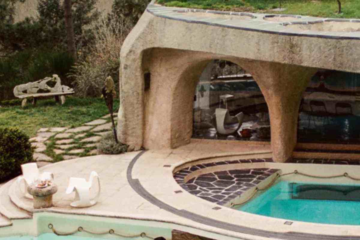 Piscina dalle forme scultoree delle Ville Couëlle