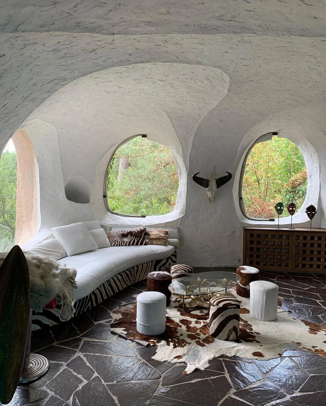 Interno della villa Couëlle con finestre dalle forme organiche